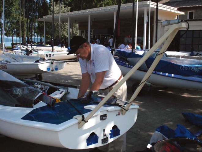 Finn Europeans: Today Nitin Mongia was planning to use the on-board mini-camera mounted on his rear deck. Gus Miller installed the equipment and showed Mongia how to use it. Now he will try again tomorrow © Finn Class http://www.finnclass.org